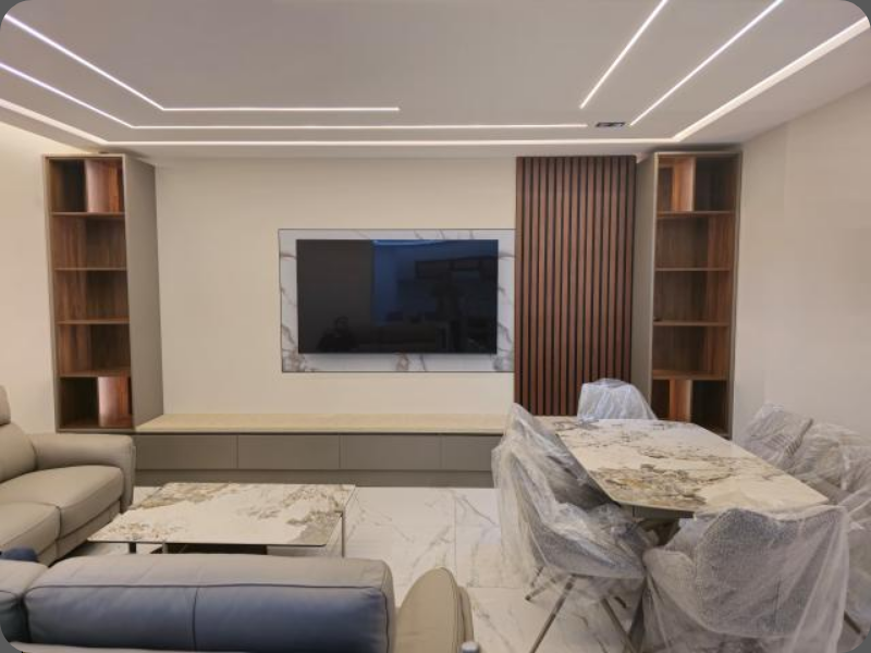 Salon moderne avec espace média